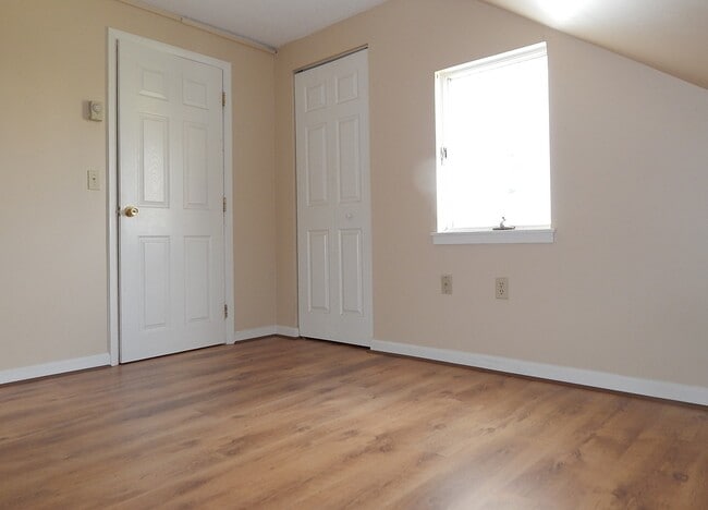 Building Photo - 18 Valley View Ln