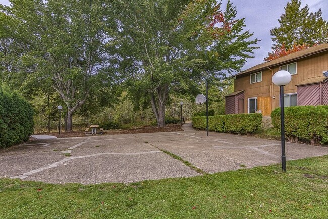 Building Photo - 501 N Moss St