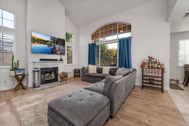 Building Photo - Beautiful North Clovis 3/2.5 Home in Gated Community