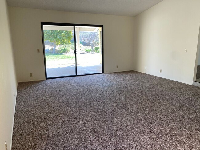 Building Photo - Single story 3 bed, 2 bath Moorpark home with yard