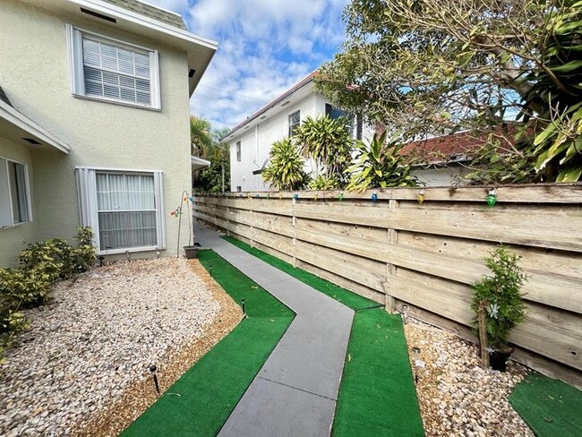 Building Photo - 1121-1123 N Andrews Ave