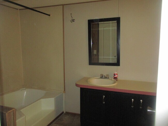Building Photo - 413 Debby St