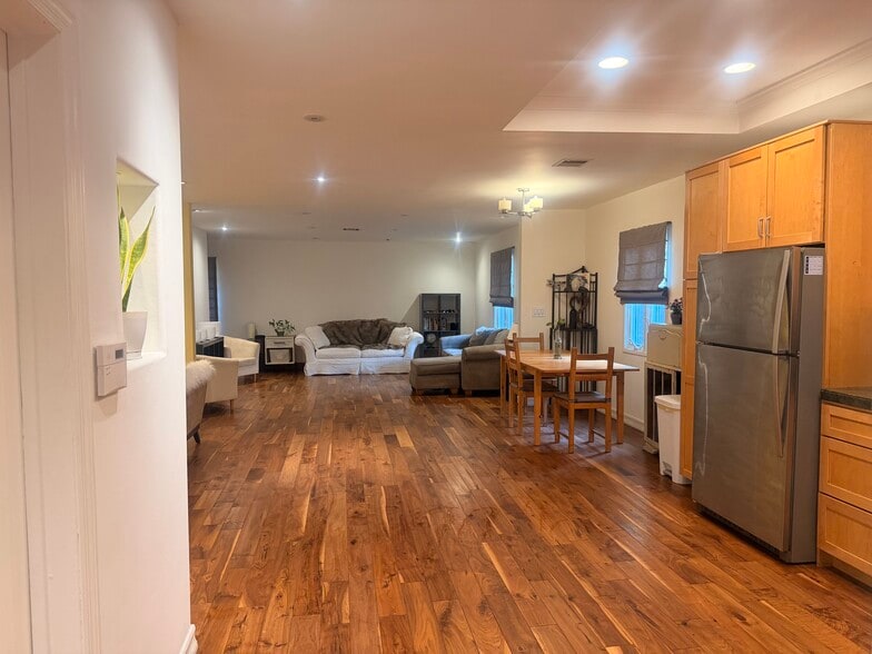 Building Photo - 22453 Clarendon St