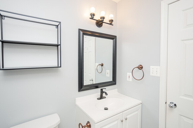 Building Photo - 2815 Lee Oaks Ct