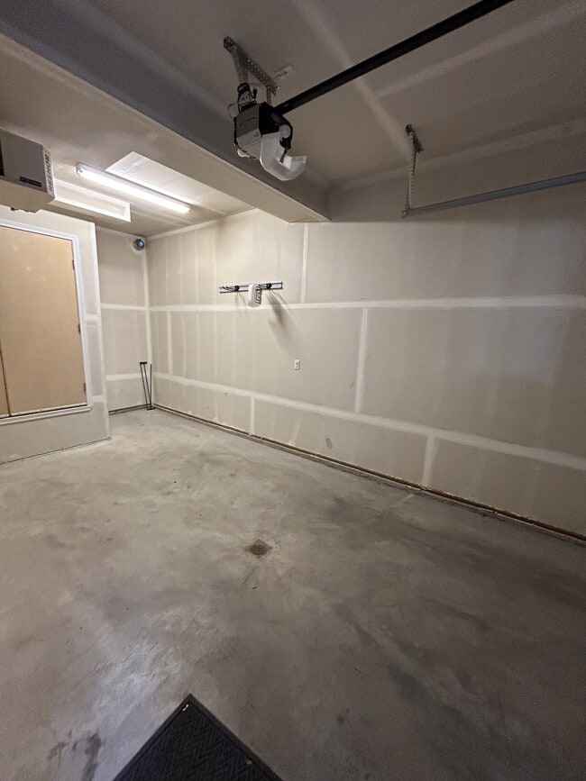 Building Photo - 150 Willow View Circle