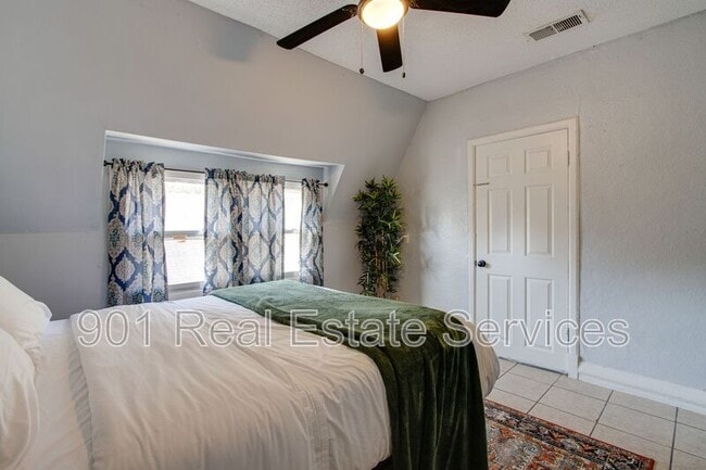 Building Photo - 1954 Manila Ave