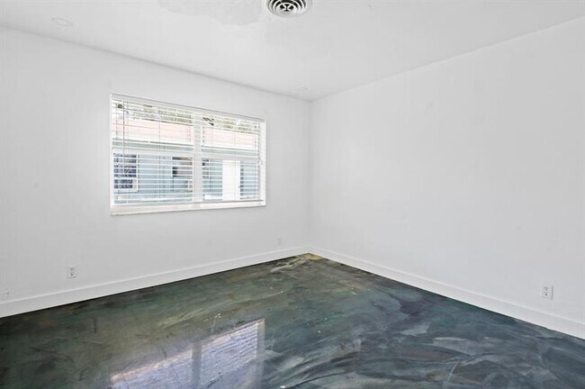 Building Photo - 739 NE 13th Ct