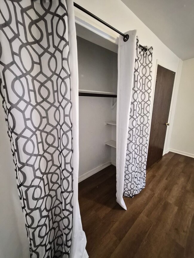 Building Photo - 527 N Franklin St