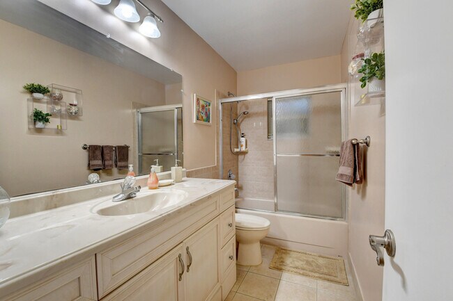 Building Photo - 14425 Amapola Way