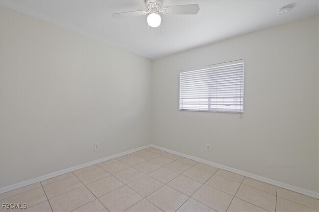 Building Photo - 1529 SW 15th Pl