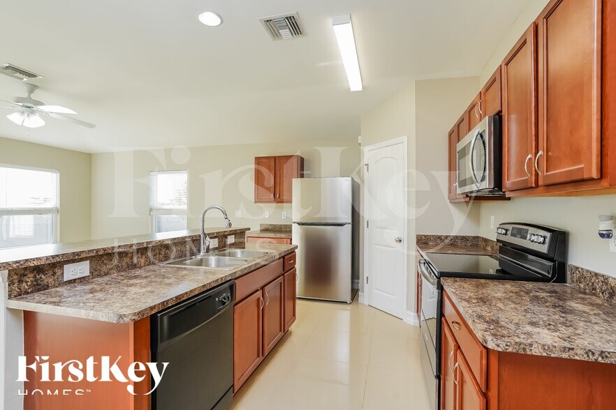 Building Photo - 601 NW 17th Ave