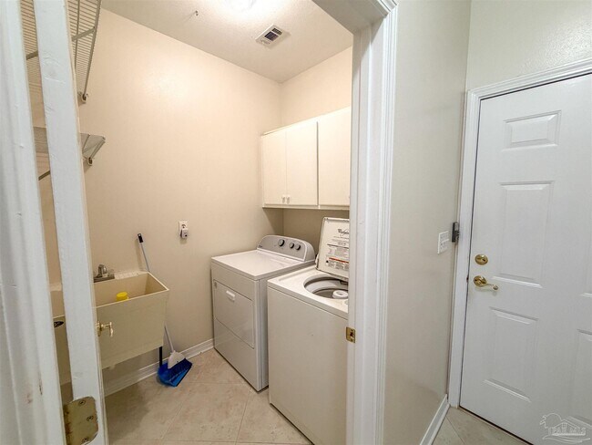 Building Photo - 1490 Chalet Pl