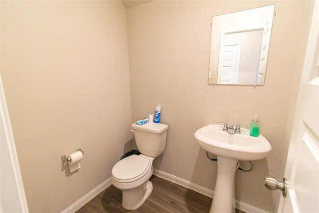 Building Photo - 2221 Middle Rdg Dr