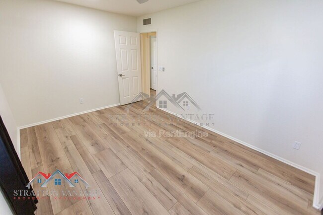 Building Photo - 5513 E Terry Dr