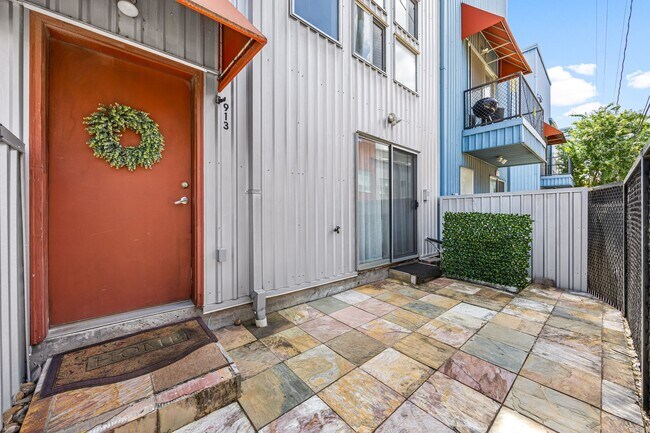 Building Photo - 913 Robin St