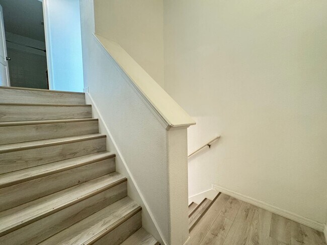 Building Photo - Great Townhome Close to Winter Garden vill...