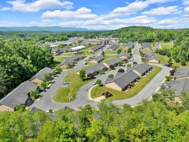 Building Photo - Hillrise Apartment 1 BR/1.5 Bath One Level with Attached Garage