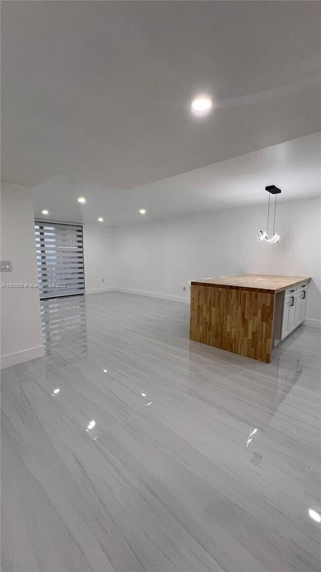 Building Photo - 9686 Fontainebleau Blvd