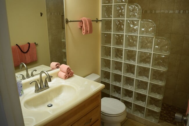 Building Photo - Kalama Terrace Upstairs Furnished Unit Available March 1st, 2026