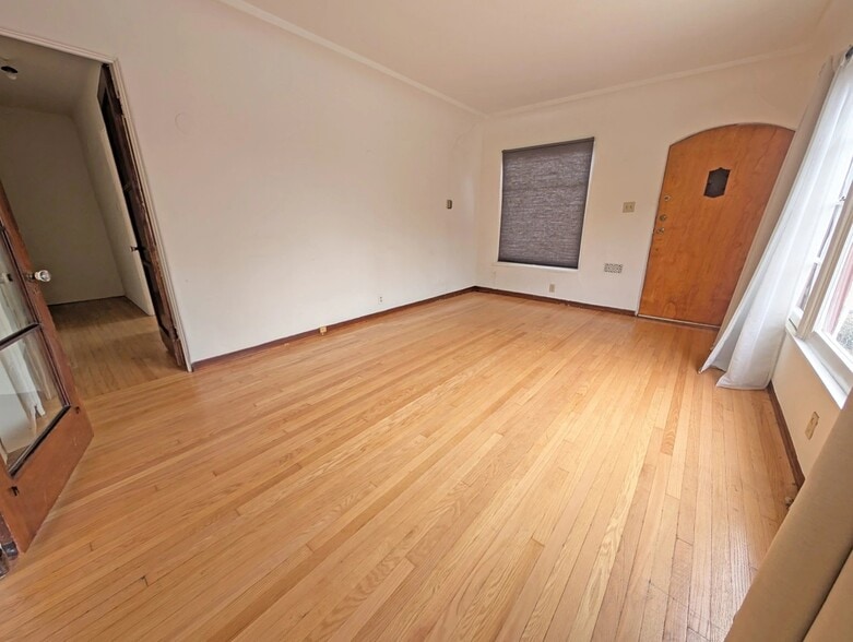 Building Photo - 826 Maltman Ave