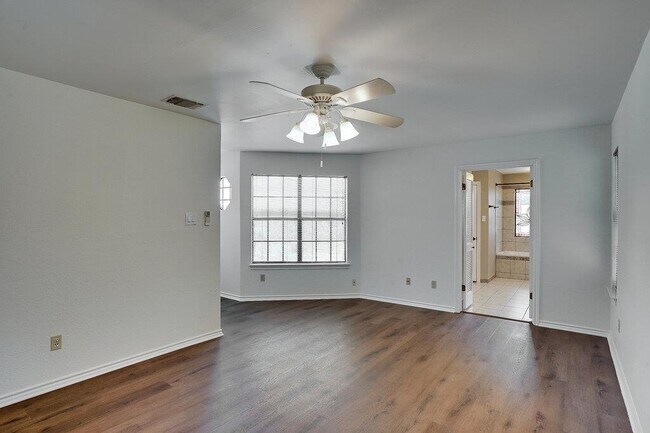 Building Photo - 6501 Cascada Dr