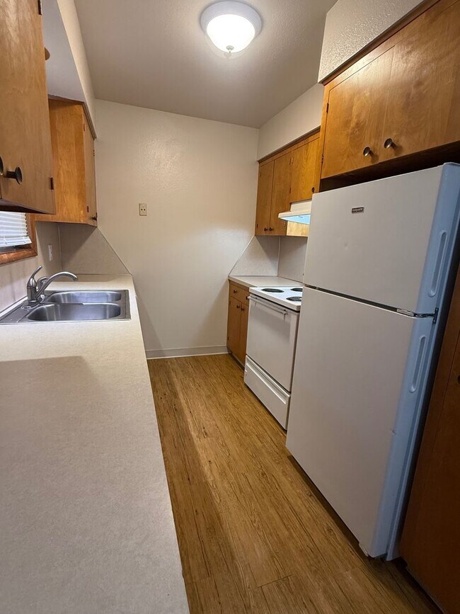Building Photo - Charming Two Bedroom !!