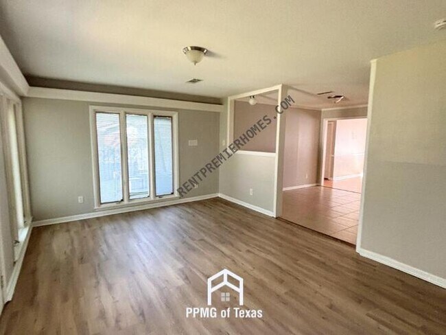 Building Photo - 1000 Lessel Dr