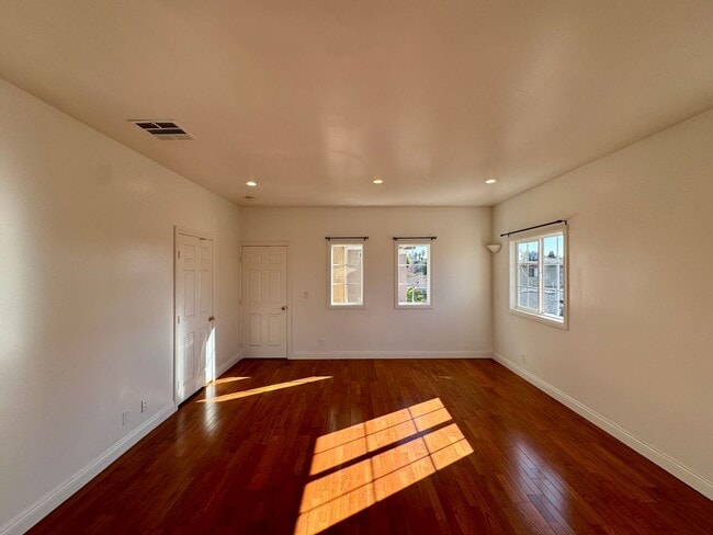 Building Photo - Beautifully Renovated 4 Bed 4 Bath House For Rent In Long Beach!