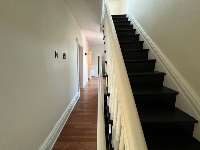Building Photo - Stunning 4 bedroom 2.5 bathroom house  - B...