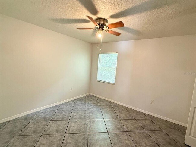 Building Photo - 542 W Lake Deer Dr