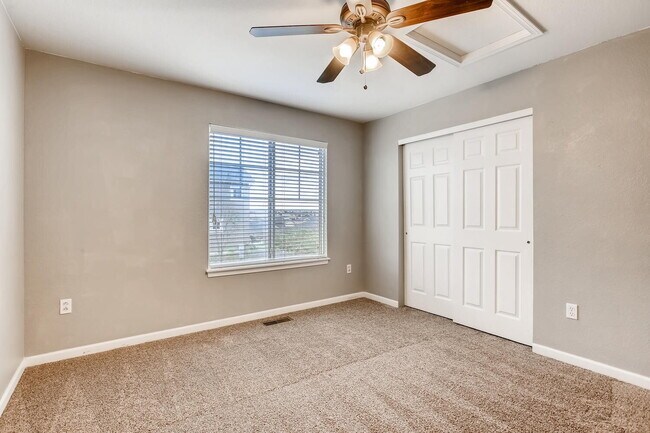 Building Photo - Gorgeous 5 Bed/4 Bath Townhome with Fully Finished Custom Basement! Cherry Creek Schools!