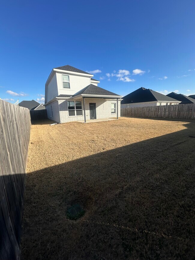 Building Photo - 1021 Lakeview Dr