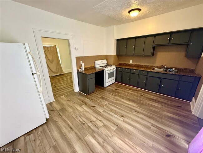 Building Photo - 895 Beardsley St