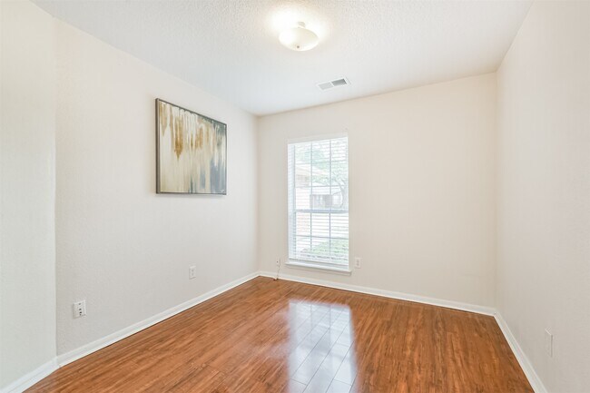 Building Photo - 4119 Hermitage Hollow Ln