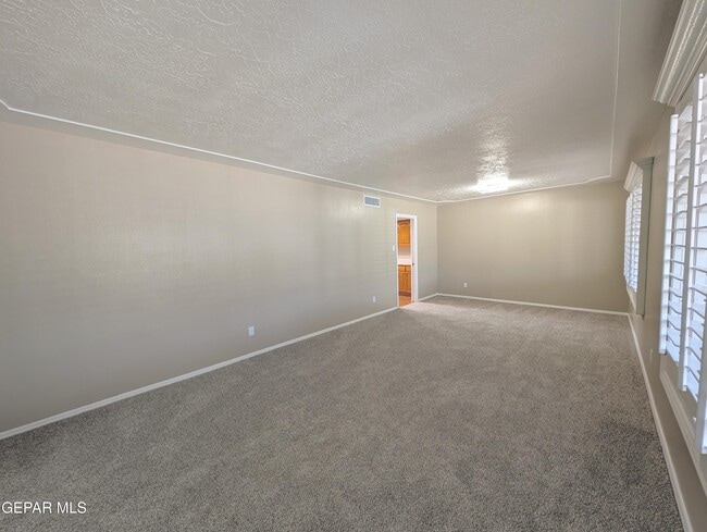 Building Photo - 612 Somerset Dr