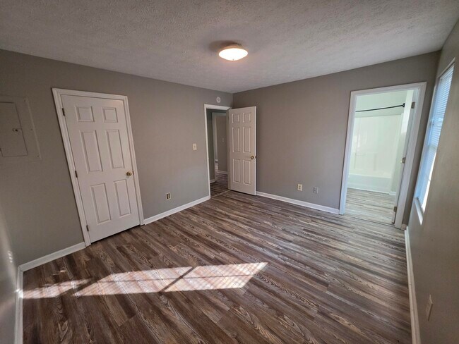 Building Photo - 2592 Woodhill Dr