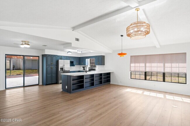 Building Photo - 224 E Lakeshore Dr