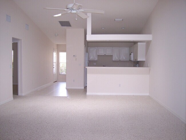 Building Photo - 992 S Easy St
