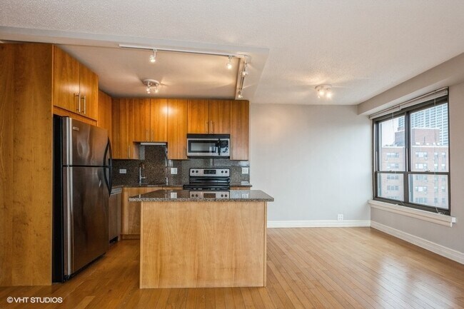 Building Photo - 2930 N Sheridan Rd