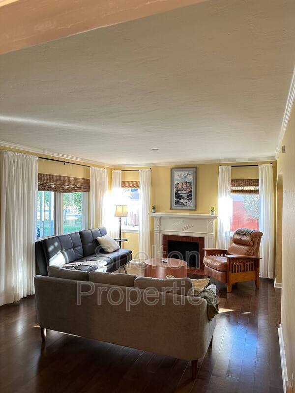 Building Photo - 2026 N Laurel Ave