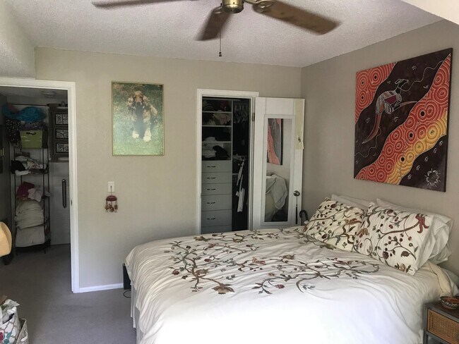 Building Photo - Nicely Updated One Bedroom Condo Available...