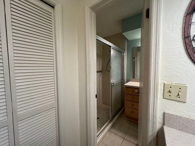 Building Photo - Beautiful 3 bed 2.5 bath townhome