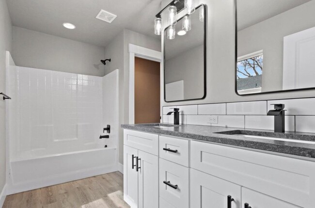 Building Photo - 465 S 3rd E St