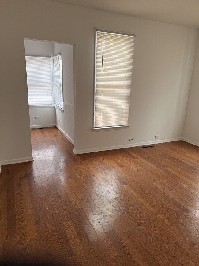 Building Photo - 140 College St