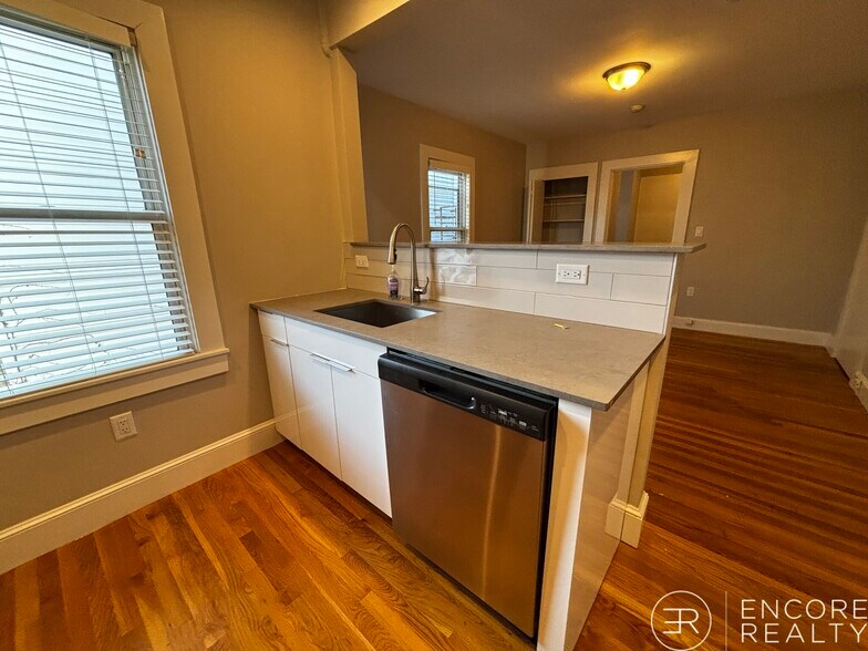 Building Photo - 222 Banks St