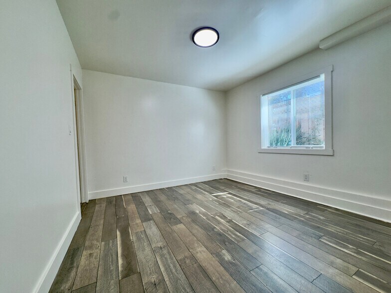 Building Photo - 827 30th St