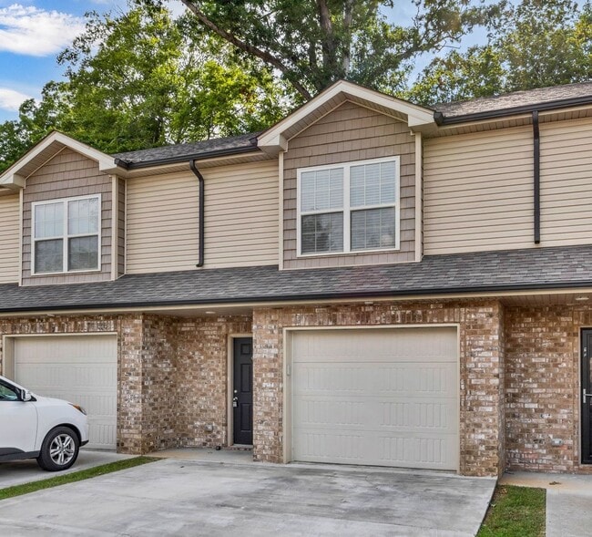 Building Photo - 135 Country Ln