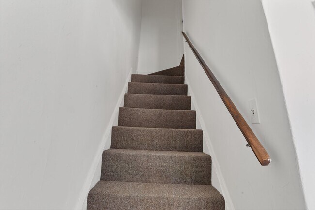 Building Photo - 6133 Parkway Dr