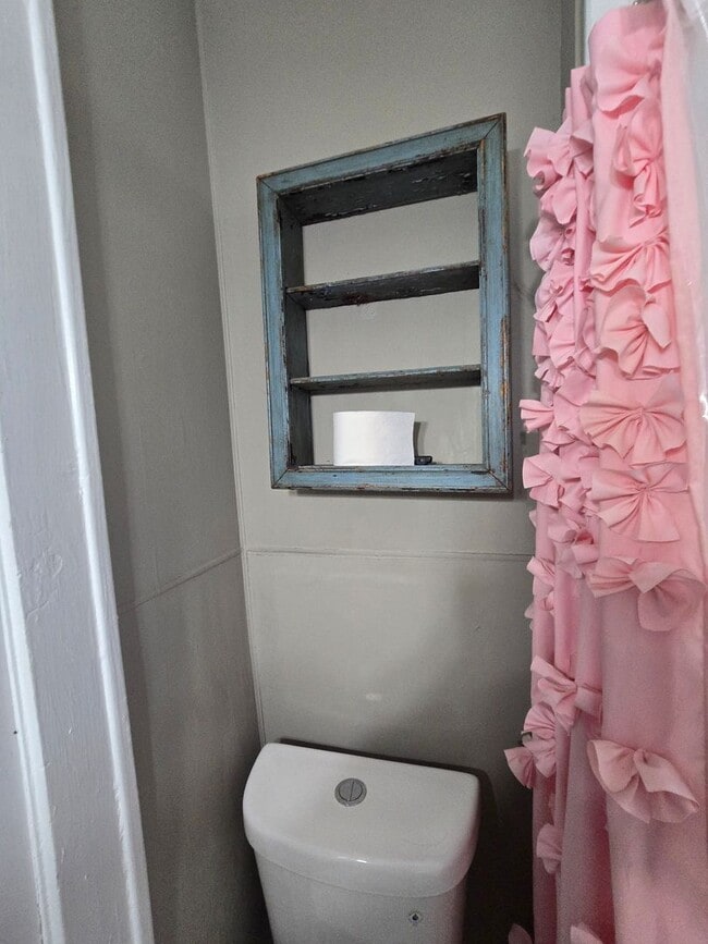 Building Photo - Spacious One Bedroom Duplex Near E. Michigan and Emerson