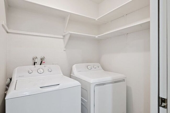 Building Photo - Three bedroom, two bath home!